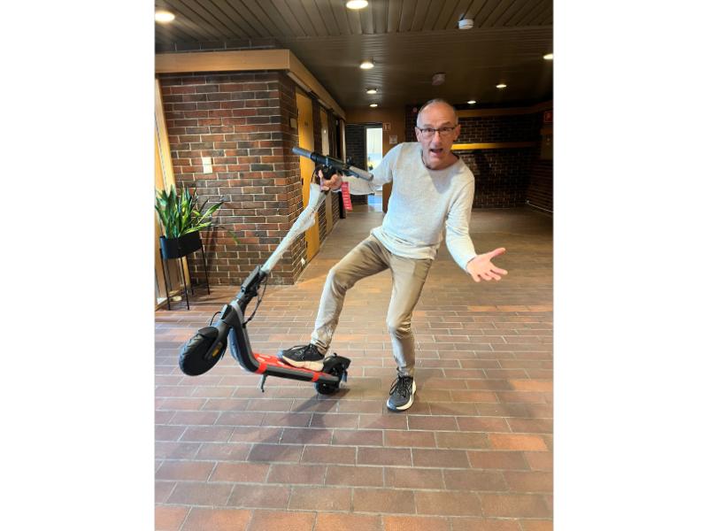 Bildet viser daglig leder med sparkesykkel-gevinst